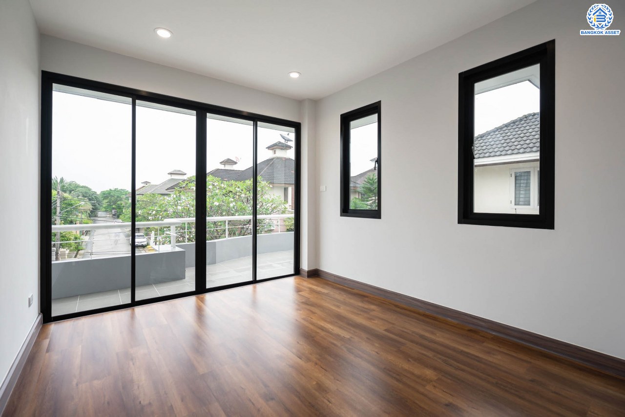 บ้านมือสองตกแต่งใหม่ ม.พิมาน ปิ่นเกล้า-กาญจนาภิเษก เนื้อที่ 64 ตร.ว. ฟังก์ชัน 3 ห้องนอน 4 ห้องน้ำ 1 ห้องแม่บ้าน จอดรถได้ 2 คัน บนทำเลเดินทางสะดวก ติดถนนกาญจนาภิเษก เชื่อมต่อหลายเส้นทาง ใกล้ทางด่วน "กาญจนาภิเษก" รถไฟฟ้า "สถานีหลักสอง" และเดอะมอลล์บางแค...